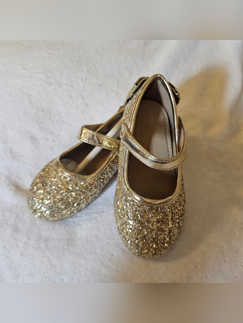 Toddler Gold Glitter Shoes in 6M/14.3 cm. W/ Bow Heel Accent